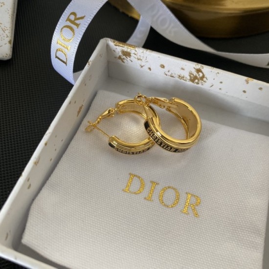 Earrings that feel the latest trends 2023SS DIOR Dior Earrings that feel the latest trends 2023SS DIOR Dior
